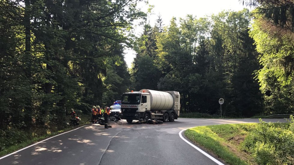 U obce Ondřejov v Praze-východ se srazili motorkáři s řidičem nákladního automobilu.