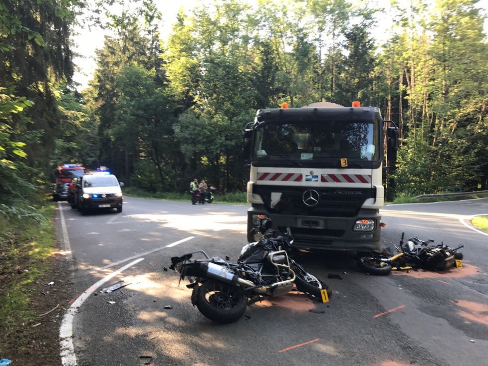 U obce Ondřejov v Praze-východ se srazili motorkáři s řidičem nákladního automobilu.