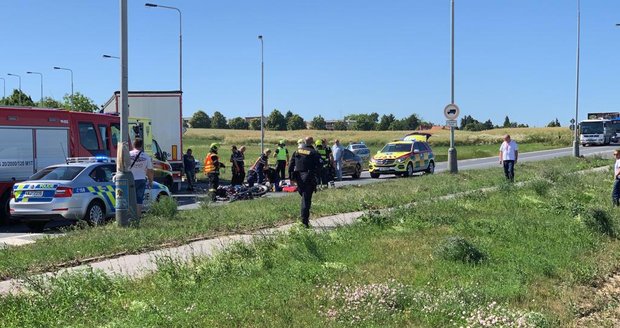 U nájezdu na dálnici D8 zemřel motorkář (†46). Resuscitovali ho svědci i záchranáři, ale marně