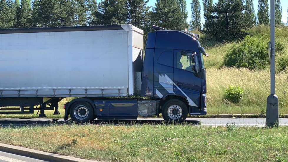 U nájezdu na dálnici D8 u Zdib boural motorkář s nákladním vozem.