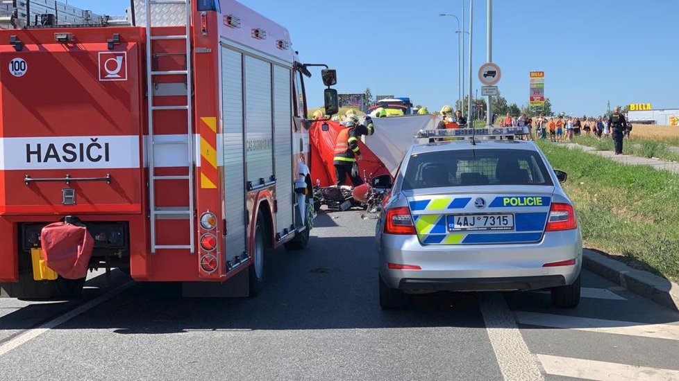 U nájezdu na dálnici D8 u Zdib boural motorkář s nákladním vozem.