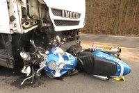 Polský kamion zabil motorkáře: Začal se otáčet na čtyřproudovce