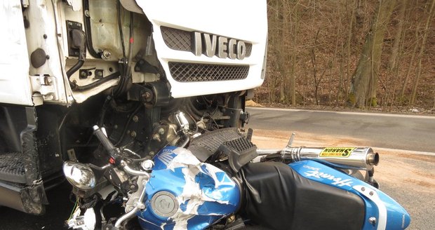 Polský kamion zabil motorkáře: Začal se otáčet na čtyřproudovce