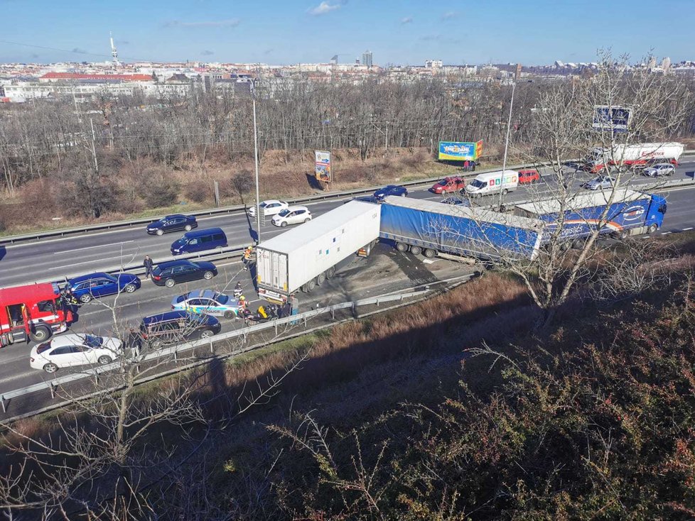 Srážka tří nákladních aut na Jižní spojce zkomplikovala dopravu