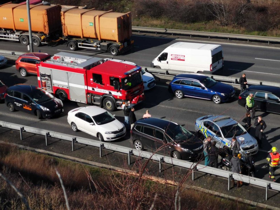 Srážka tří nákladních aut na Jižní spojce zkomplikovala dopravu