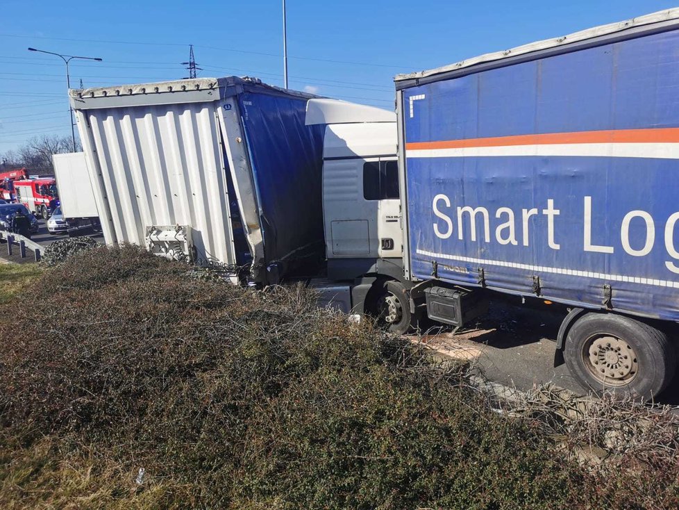 Srážka tří nákladních aut na Jižní spojce zkomplikovala dopravu