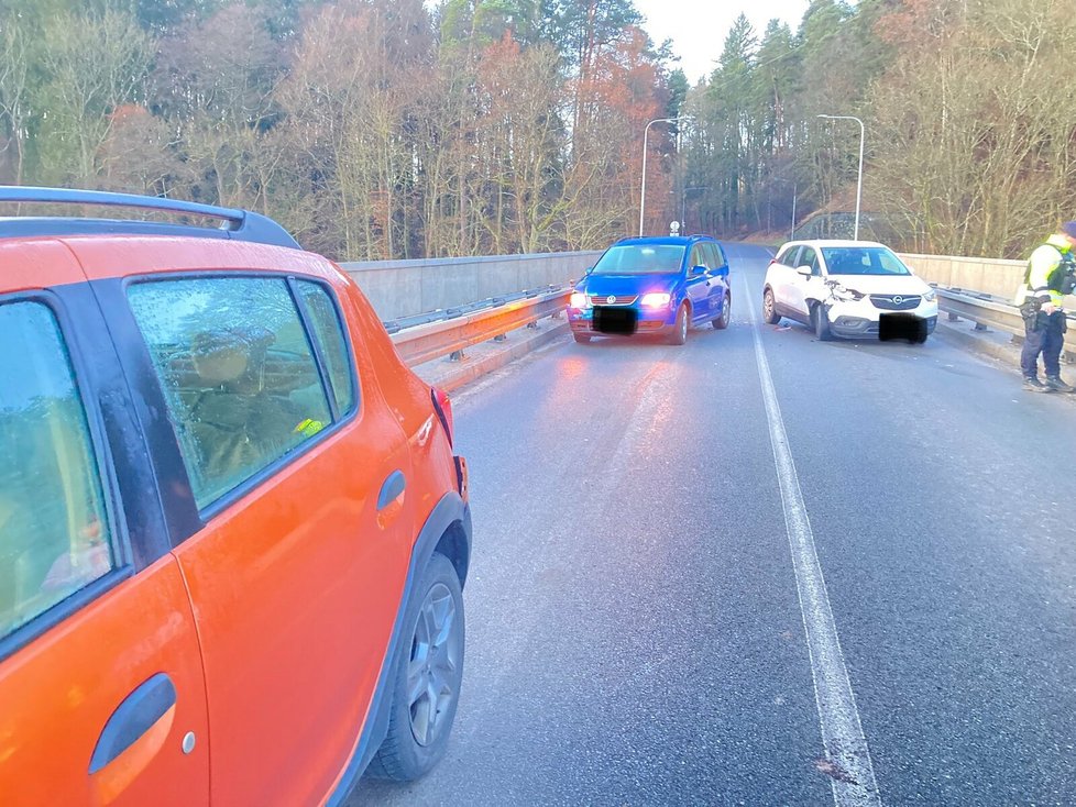 Jihočeští policisté řešili mezi šestou a sedmou hodinou ranní kolem 20 dopravních nehod