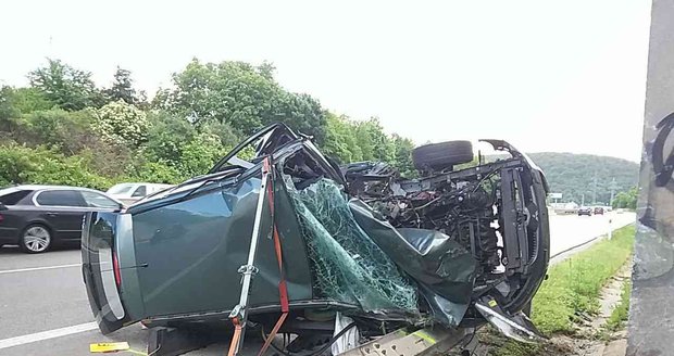 Děsivá nehoda: Seniorka narvala auto do pilíře! Ve vraku zůstala, vnučka vylezla sama