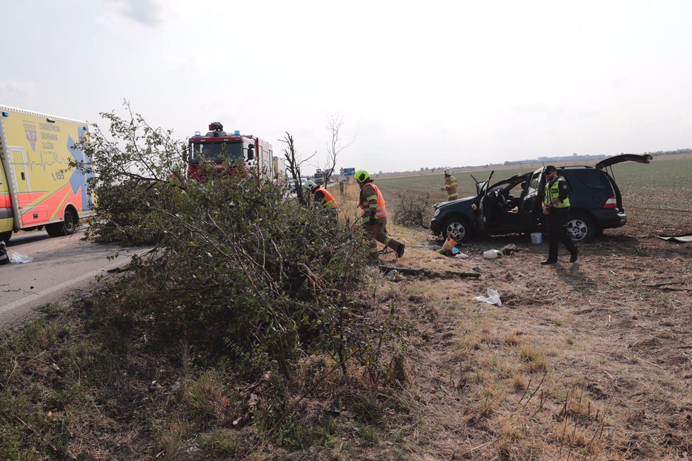 Osobní automobil se v úterý odpoledne vyboural mezi Nebušicemi a Horoměřicemi z dosud nejasných příčin. Nehodu odnesli dva cestující zraněním.