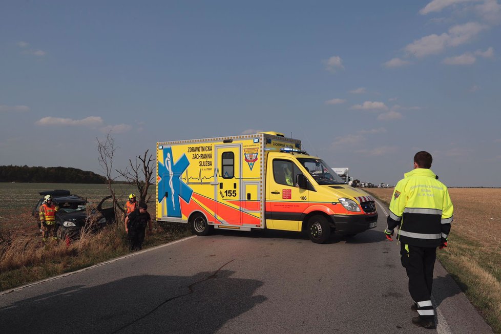 Osobní automobil se v úterý odpoledne vyboural mezi Nebušicemi a Horoměřicemi z dosud nejasných příčin. Nehodu odnesli dva cestující zraněním.