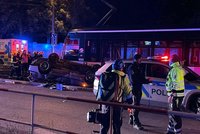 Na Vinohradské ulici se srazilo auto s tramvají. Řidič byl opilý a zfetovaný