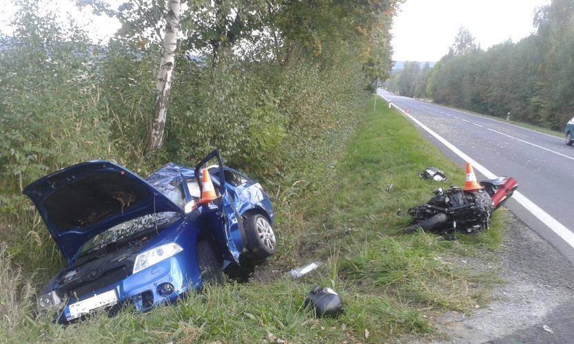 Po střetu auta s motocyklem na Českokrumlovsku zemřeli oba řidiči.