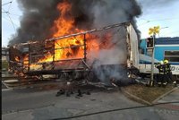 Vlak v Olomouci začal hořet po srážce s kamionem: Cizinci hrozí 8 let za mřížemi!