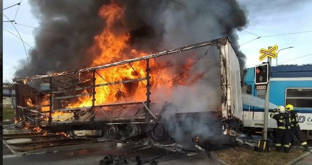 Vlak v Olomouci začal hořet po srážce s kamionem: Cizinci hrozí 8 let za mřížemi! 
