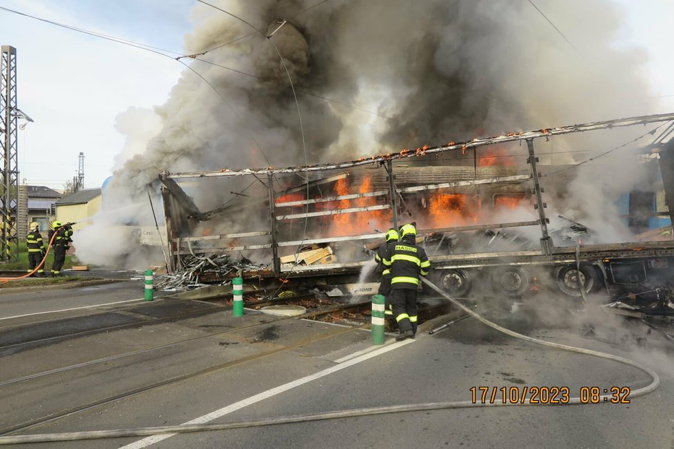 Nehoda osobního vlaku a kamionu na přejezdu v Olomouci. (17.10.2022)