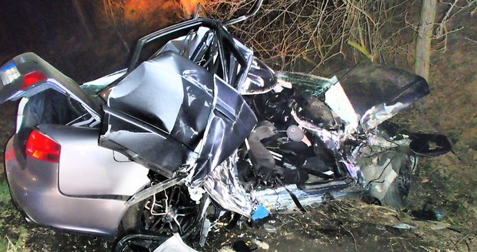 V ujíždějícím audi zemřeli při policejní honičce dva mladíci. Opilý řidič nehodu přežil.