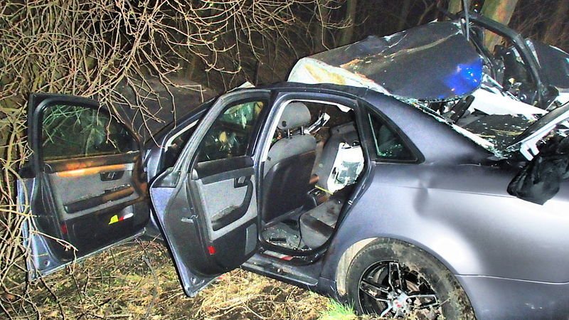 Březen 2015: V ujíždějícím audi zemřeli při policejní honičce dva mladíci. Opilý řidič nehodu přežil.