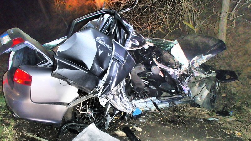 Březen 2015: V ujíždějícím audi zemřeli při policejní honičce dva mladíci. Opilý řidič nehodu přežil.