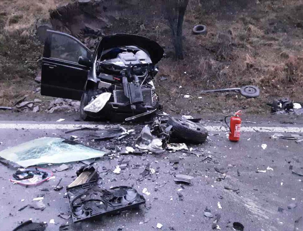 Vážná dopravní nehoda se stala u obcí Lišnice a Vyšehorky. Zranilo se pět lidí včetně dětí (19. 12. 2021).