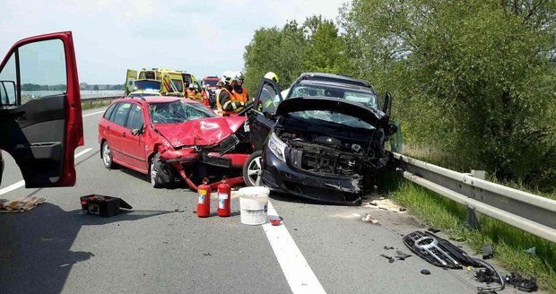 Vážná nehoda tří aut na Brněnsku: Deset zraněných, z toho čtyři děti!