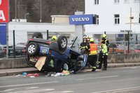 Dopravní nehoda v Dejvicích: Vůz skončil na střeše, řidič si poranil nohu