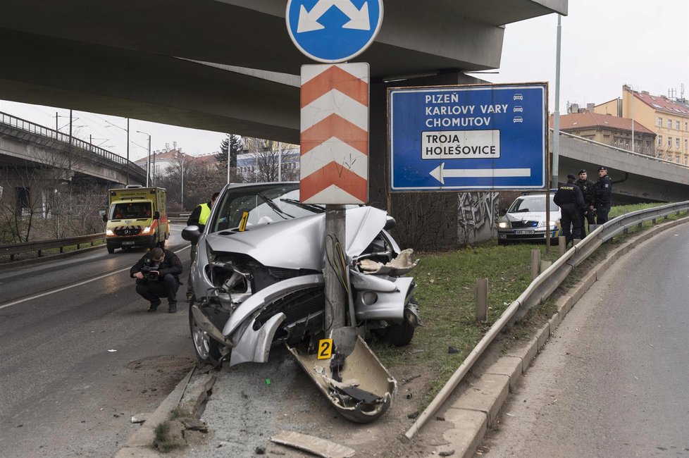 Zběsilá honička skončila nehodou.