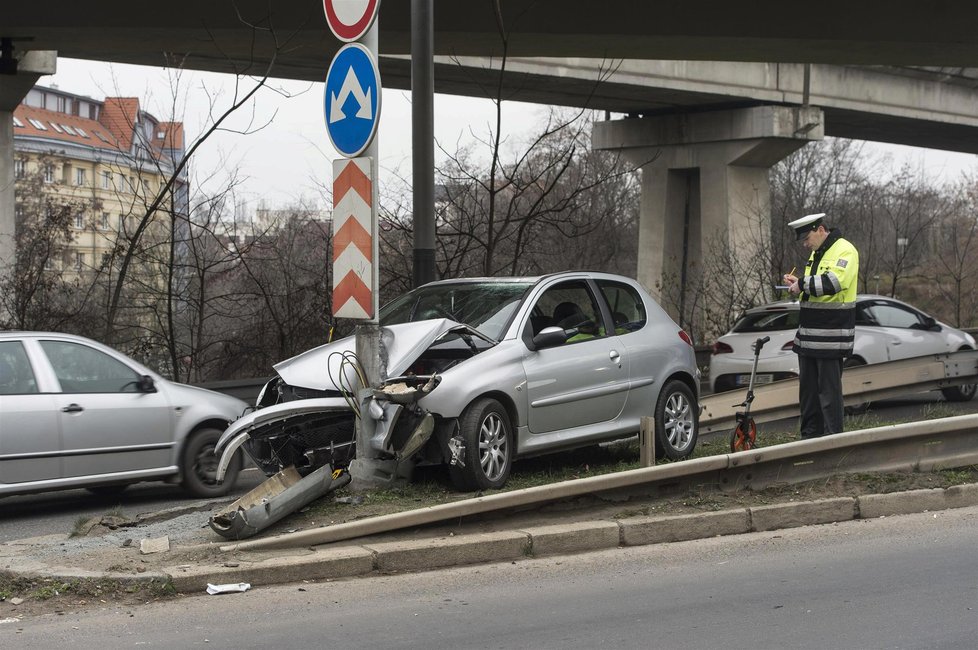 Zběsilá honička skončila nehodou.