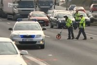 Vážná dopravní nehoda v Praze: Chlapec (10) přebíhal silnici, srazilo ho auto