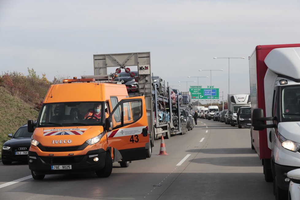 Vážná nehoda na Pražském okruhu u Jesenice. Střetlo se osobní vozidlo s kamionem. Pro zraněné musel letět vrtulník (20. října 2020).