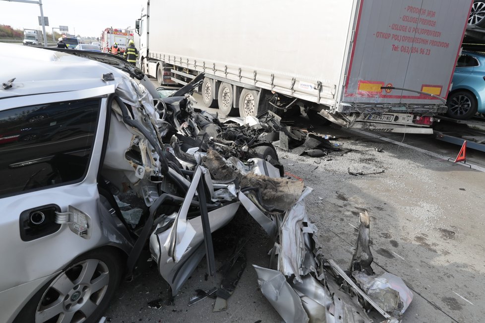Vážná nehoda na Pražském okruhu u Jesenice. Střetlo se osobní vozidlo s kamionem. Pro zraněné musel letět vrtulník (20. října 2020).
