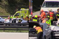 Pražský okruh zablokovala vážná dopravní nehoda: Jednoho člověka museli vystříhat hasiči