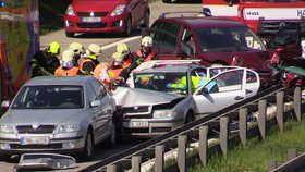 Nehoda tří aut blokovala dvě hodiny Pražský okruh u Ořechu: Jeden člověk vážně zraněn