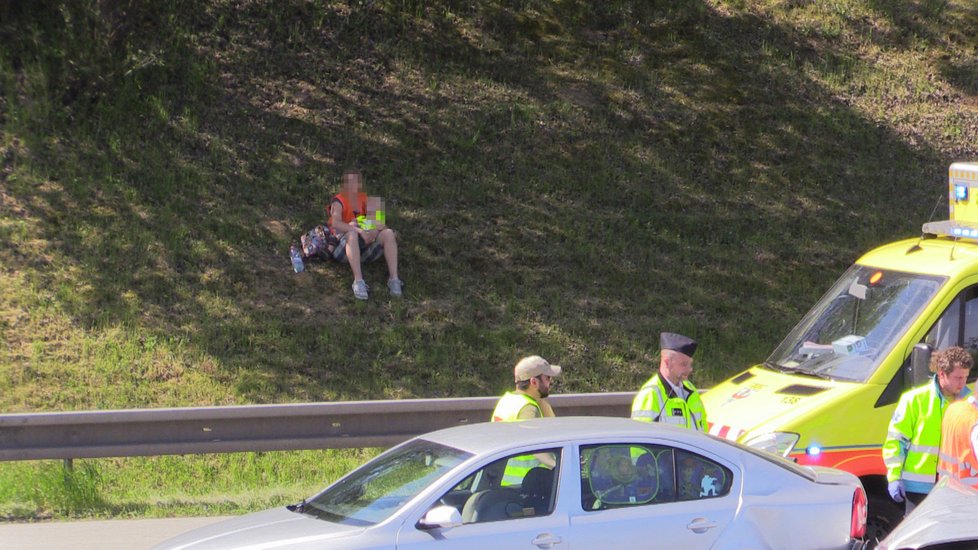 Nehoda tří aut blokovala dvě hodiny Pražský okruh u Ořechu: Jeden člověk vážně zraněn