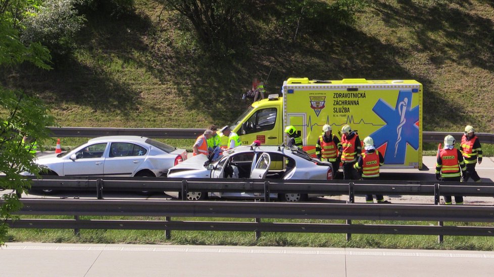 Nehoda tří aut blokovala dvě hodiny Pražský okruh u Ořechu: Jeden člověk vážně zraněn