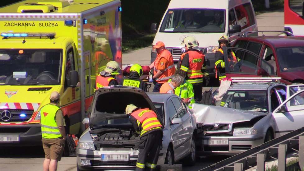 Nehoda tří aut blokovala dvě hodiny Pražský okruh u Ořechu: Jeden člověk vážně zraněn