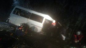 Tragickou srážku autobusu s mikrobusem nepřežilo 9 lidí, dalších sedm je zraněných (foto ilustrační).