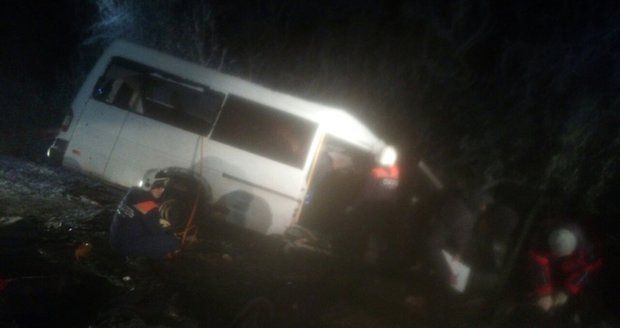 Minibus se při předjíždění střel s náklaďákem: 15 mrtvých! 