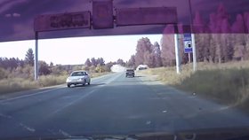 Při šílené dopravní nehodě v Rusku vypadla z auta malá holčička.