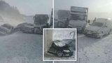 Hromadná nehoda na D1: Na zasněženém úseku se srazilo 17 aut, dvě dodávky a autobus!