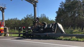 Tragická nehoda na Slovensku: Z české dodávky zbyla po nárazu do pilíře hromada šrotu.