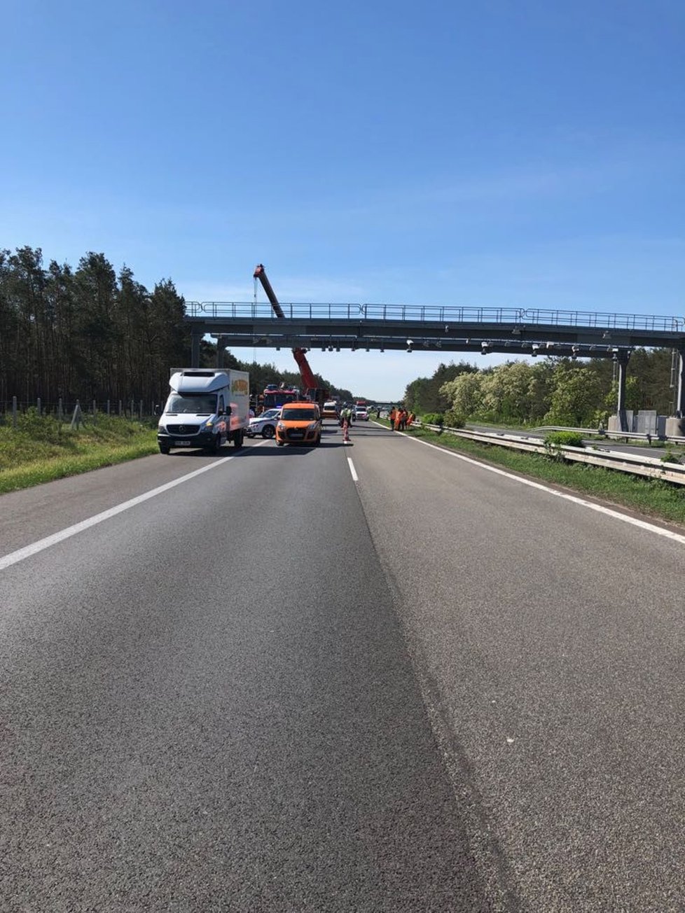 Tragická nehoda na Slovensku: Z české dodávky zbyla po nárazu do pilíře hromada šrotu.