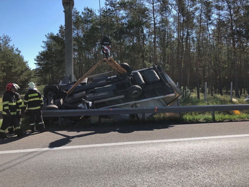 Tragická nehoda na Slovensku: Z české dodávky zbyla po nárazu do pilíře hromada šrotu.