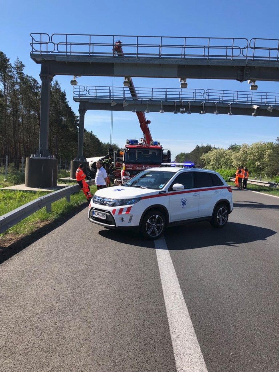 Tragická nehoda na Slovensku: Z české dodávky zbyla po nárazu do pilíře hromada šrotu.