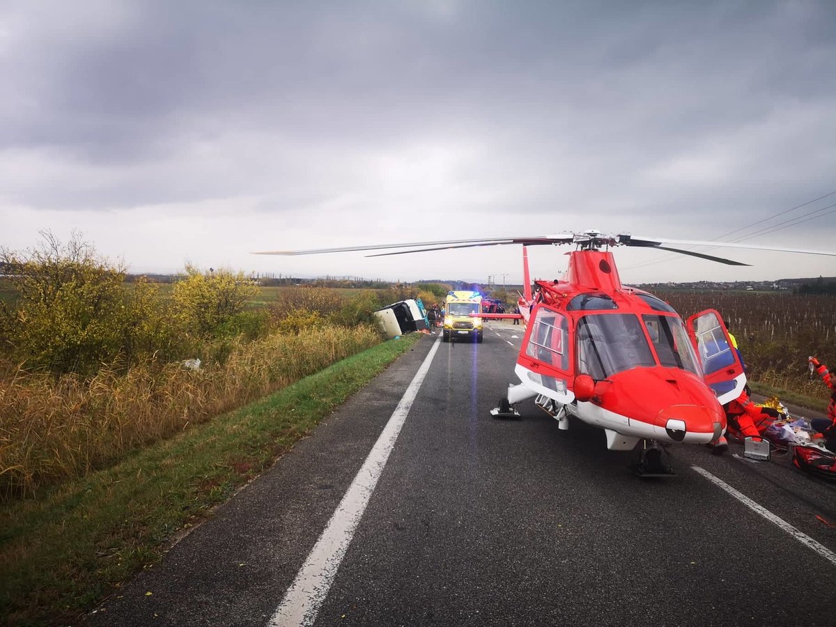 Při dopravní nehodě na Slovensku zemřelo nejméně 13 lidí.