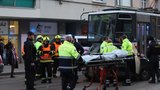 Minimálně jedna zraněná: Ve Vysočanech se srazil automobil s tramvají