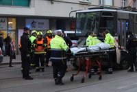 Minimálně jedna zraněná: Ve Vysočanech se srazil automobil s tramvají