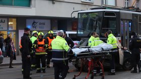 Dopravní nehoda v Sokolovské ulici u zastávky MHD Nádraží Vysočany. Osobní automobil se zde srazil s tramvají. (21. únor 2022)