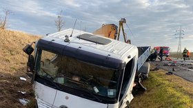 U Spomyšle na Mělnicku se dnes srazilo osobní auto s kamionem a dodávkou.