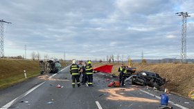 U Spomyšle na Mělnicku se dnes srazilo osobní auto s kamionem a dodávkou.