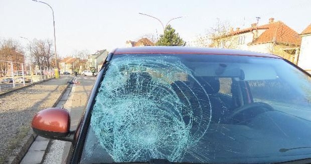 Auto na Blanensku smetlo chodkyni: Řidič (27) byl pod vlivem marihuany